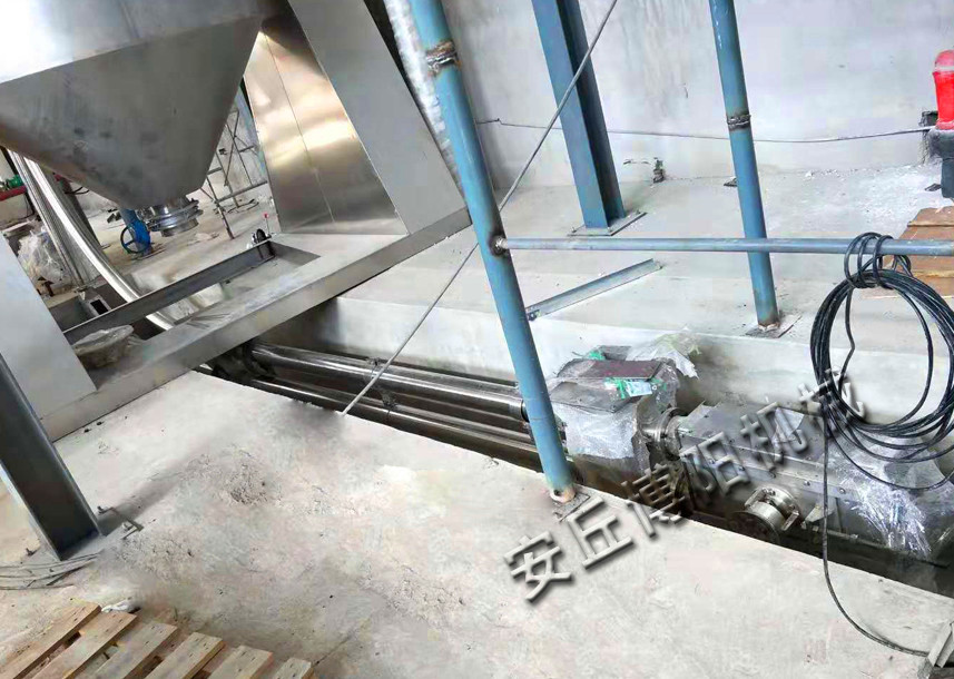 化工原料拆包后通過管鏈?zhǔn)捷斔蜋C(jī)進(jìn)行輸送！