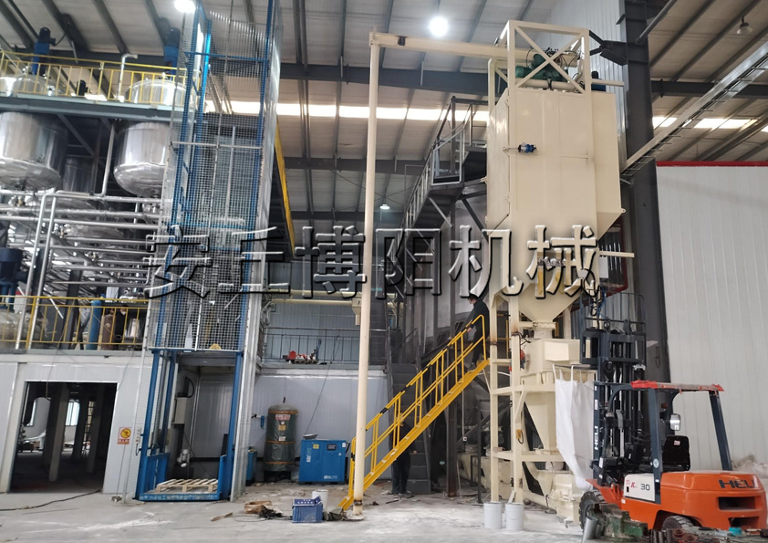 安丘博陽機械碳酸鈣噸袋拆包機是如何工作的呢？