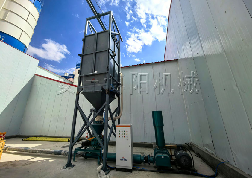 水泥噸袋拆包機(jī)的性能優(yōu)勢 噸袋拆包卸料機(jī)環(huán)保性能