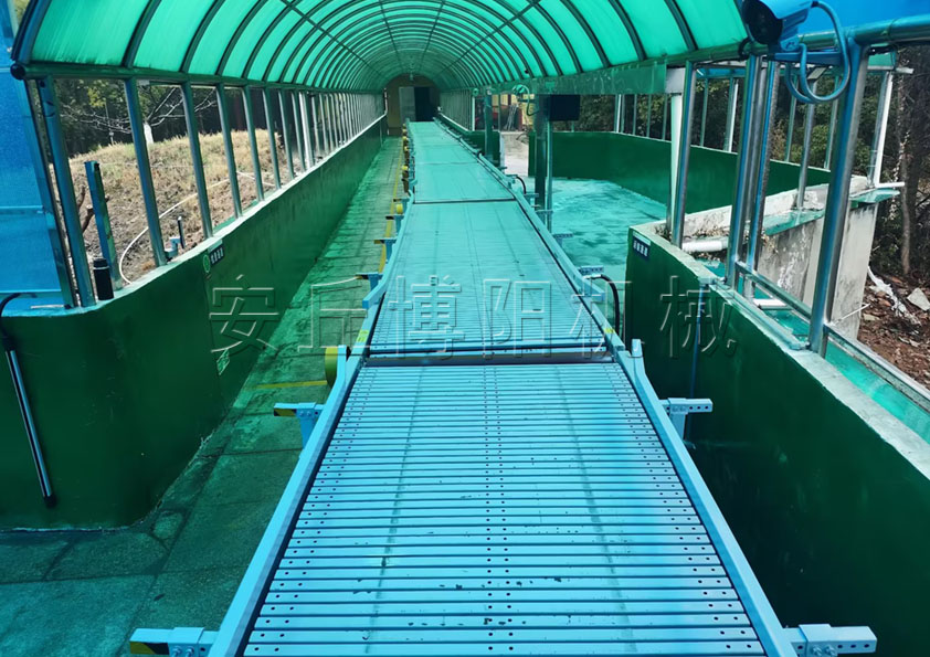 三聚氰胺鏈板式輸送機(jī) 山東噸袋鏈板輸送機(jī)客戶(hù)現(xiàn)場(chǎng)